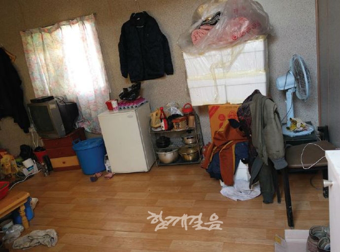 피해자가 살던 컨테이너 내부. 화장실 등 필수적인 조건이 갖춰져 있지 않다.