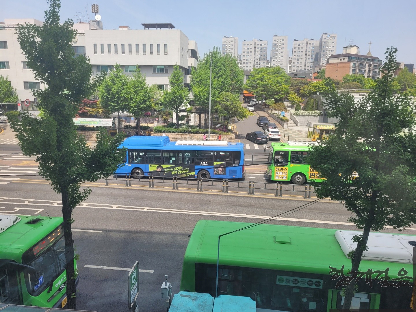 저시력 시각장애인의 버스타기 > 현재 칼럼 | 함께걸음” style=”width:100%”><figcaption>저시력 시각장애인의 버스타기 > 현재 칼럼 | 함께걸음</figcaption></figure>
<p style=