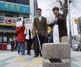거리에 무분별하게 설치된 볼라드