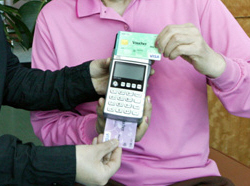 바우처 단말기와 카드